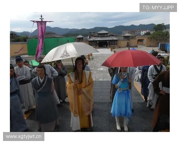 吴柳芳拎着名牌包去菜市场，像明星走错片场
