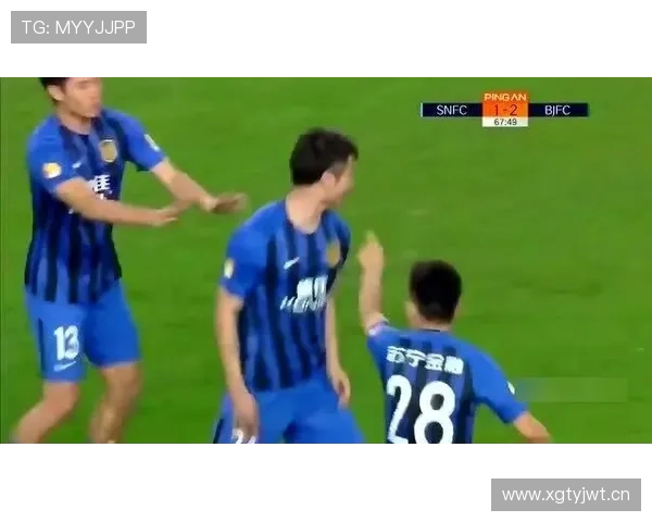 武磊穿睡裤拎菜回家，整条街比看他进豪宅还兴奋